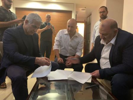 لبيد ينجح بتشكيل حكومة بمشاركة أول حزب عربي